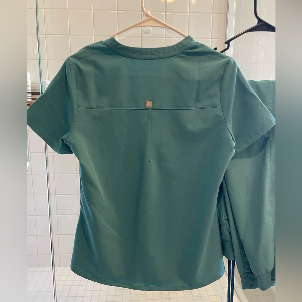 Fabletics Scrub Set - Picture 4 of 5